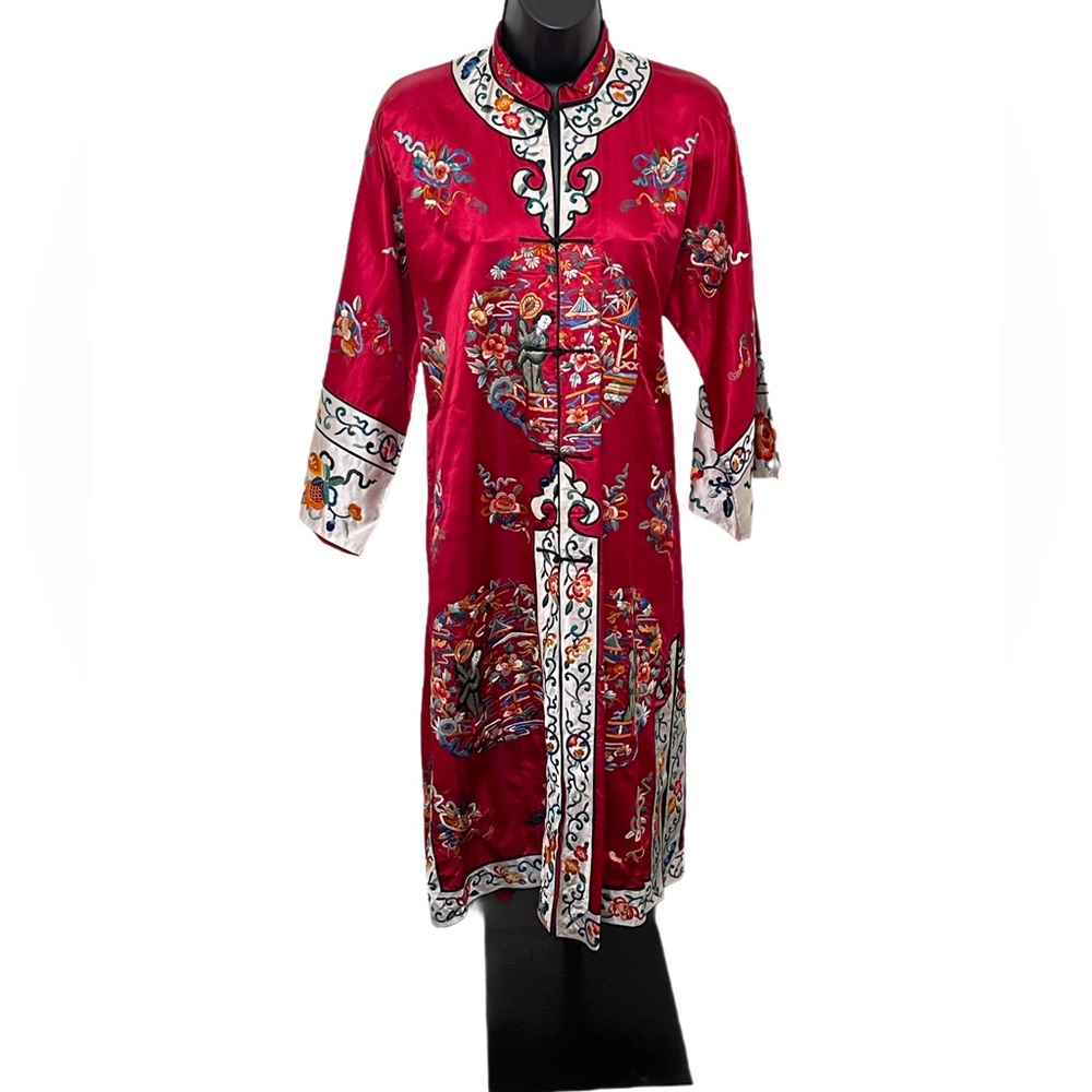 Vintage red silk embroidered kimono. Pristine. M-L